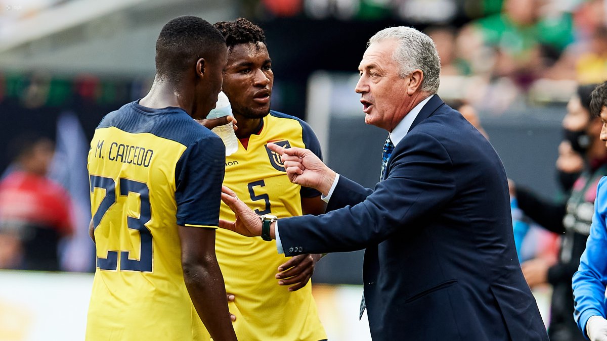 Gustavo Alfaro, entrenador de la Tri, conversa con Moisés Caicedo y José Cifuentes.