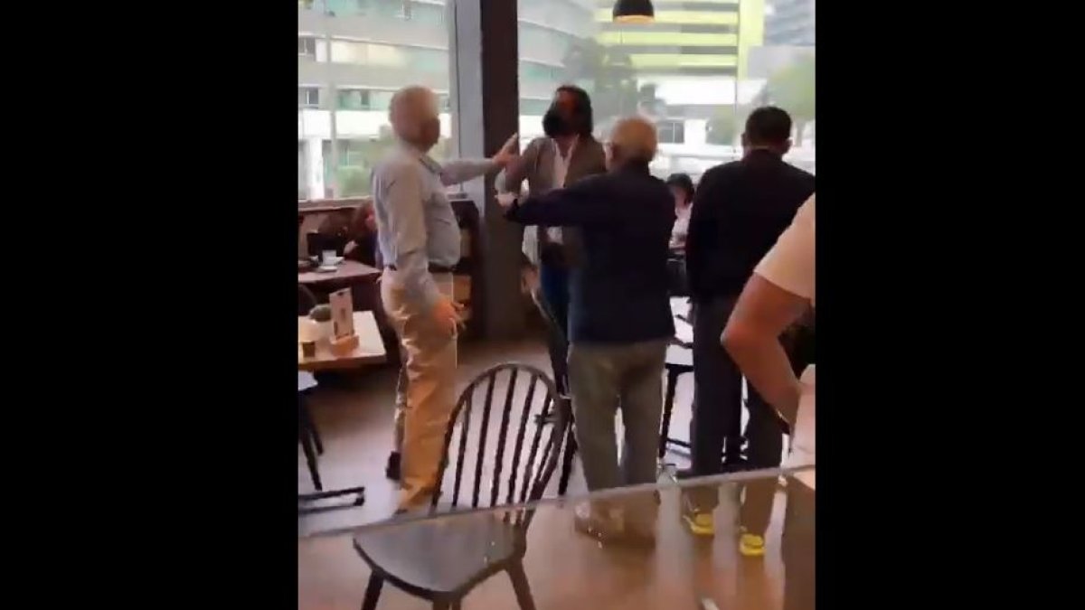 Juan Carlos Vásconez, esposo de la alcaldesa Cynthia Viteri, y Omar Maluk Salem quedaron registrados en videos que circularon en redes sociales.