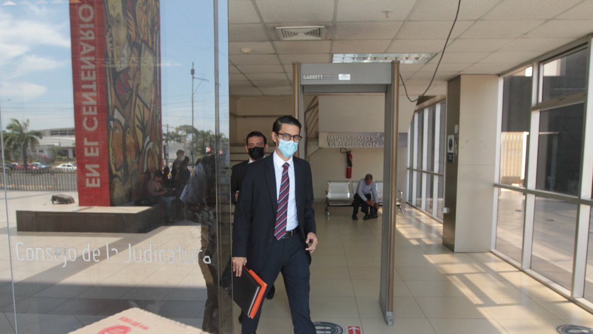 ‘Adornos’. Complejo Judicial Sur, con elementos que no se usan.