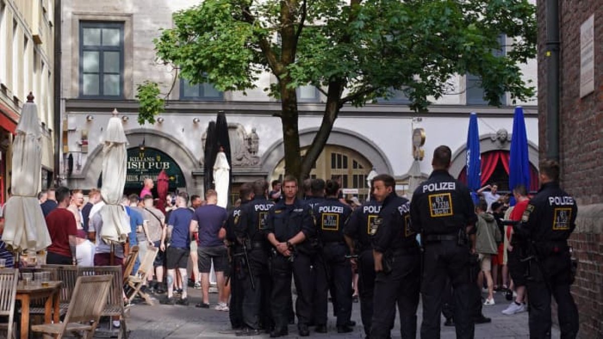 Otros cuatro seguidores de la selección inglesa terminaron arrestados por insultos a policías y orinar en la calle