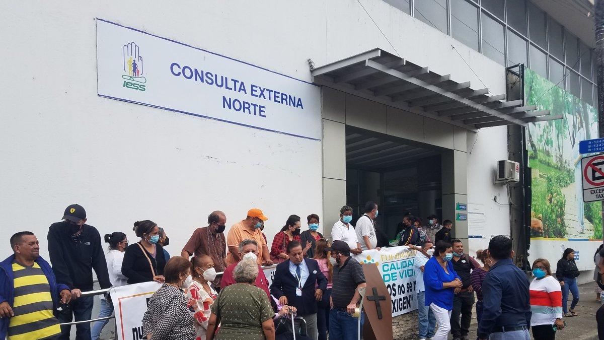 Un grupo de afiliados del IESS protesta en los exteriores del hospital Teodoro Maldonado Carbo, el 8 de junio, por la falta de medicinas, equipos e insumos médicos para sus tratamientos.