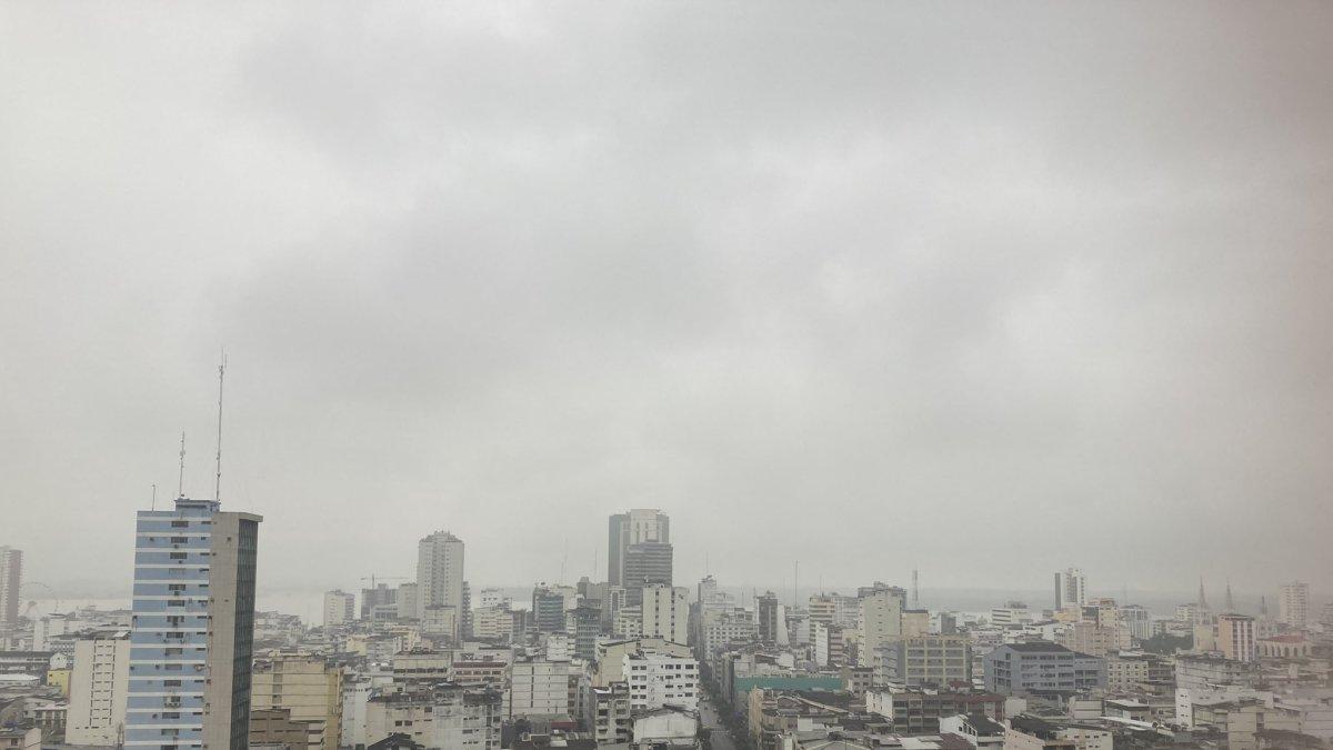 En algunos sectores de Guayaquil se puede ver que el cielo está nublado - Redes Sociales
