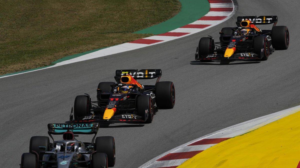 Los pilotos George Russell (i), de Mercedes, seguido por los pilotos de Red Bull Checo Pérez (c) y Max Verstappen (d) al inicio del Gran Premio de España de Fórmula Uno el pasado mes de mayo.