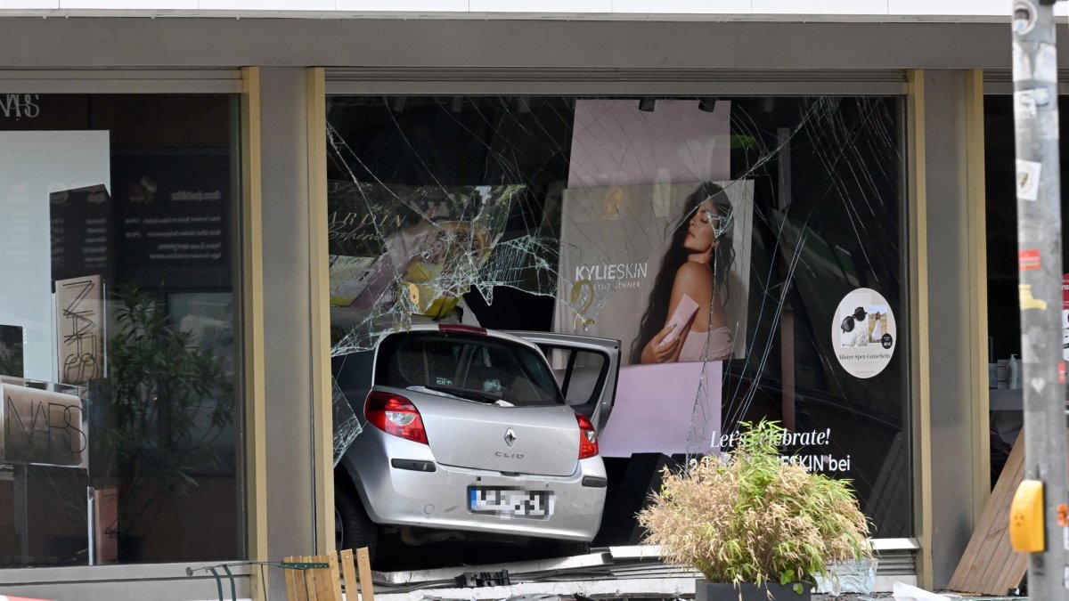 El coche que se chocó contra el escaparate de un comercio.