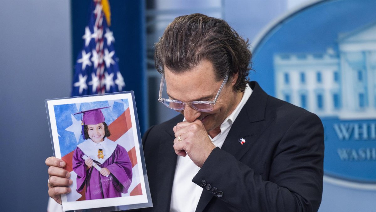 El actor Matthew McConaughey sostiene una foto de Alithia Ramirez, víctima del tiroteo en Uvalde (Texas), mientras habla en la Sala de Prensa de la Casa Blanca, en Washington (EE.UU.)