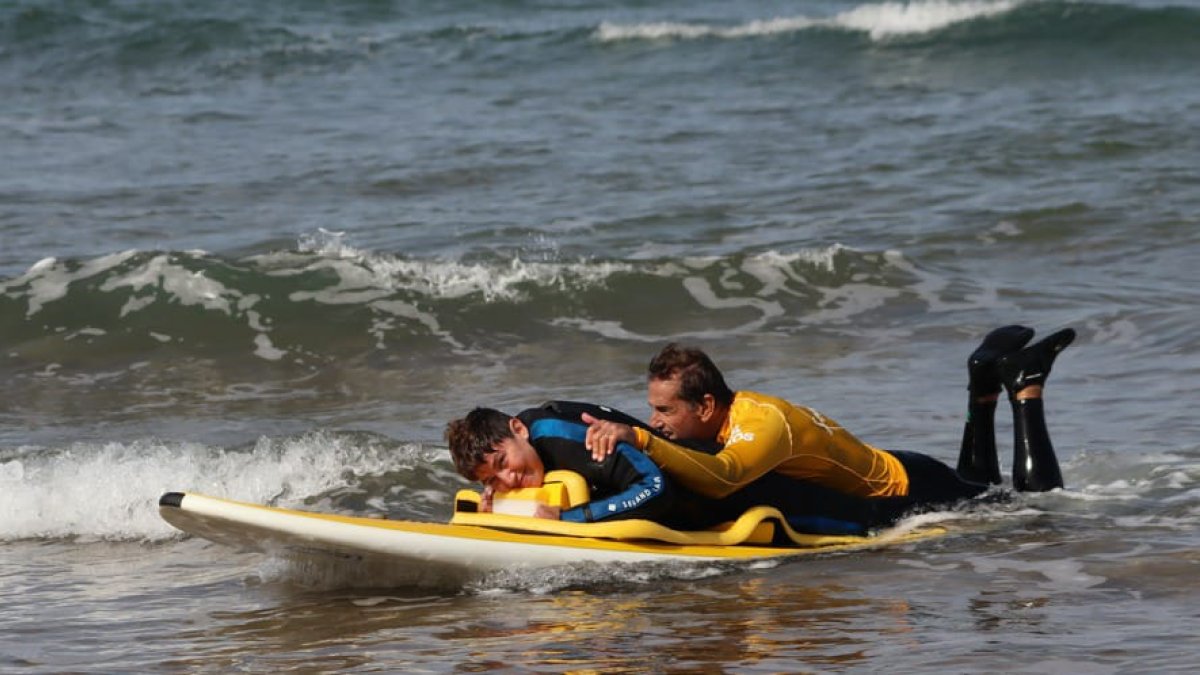 Cisco Araña dicta el campamento de surf inclusivo que se realiza en tablas especiales.