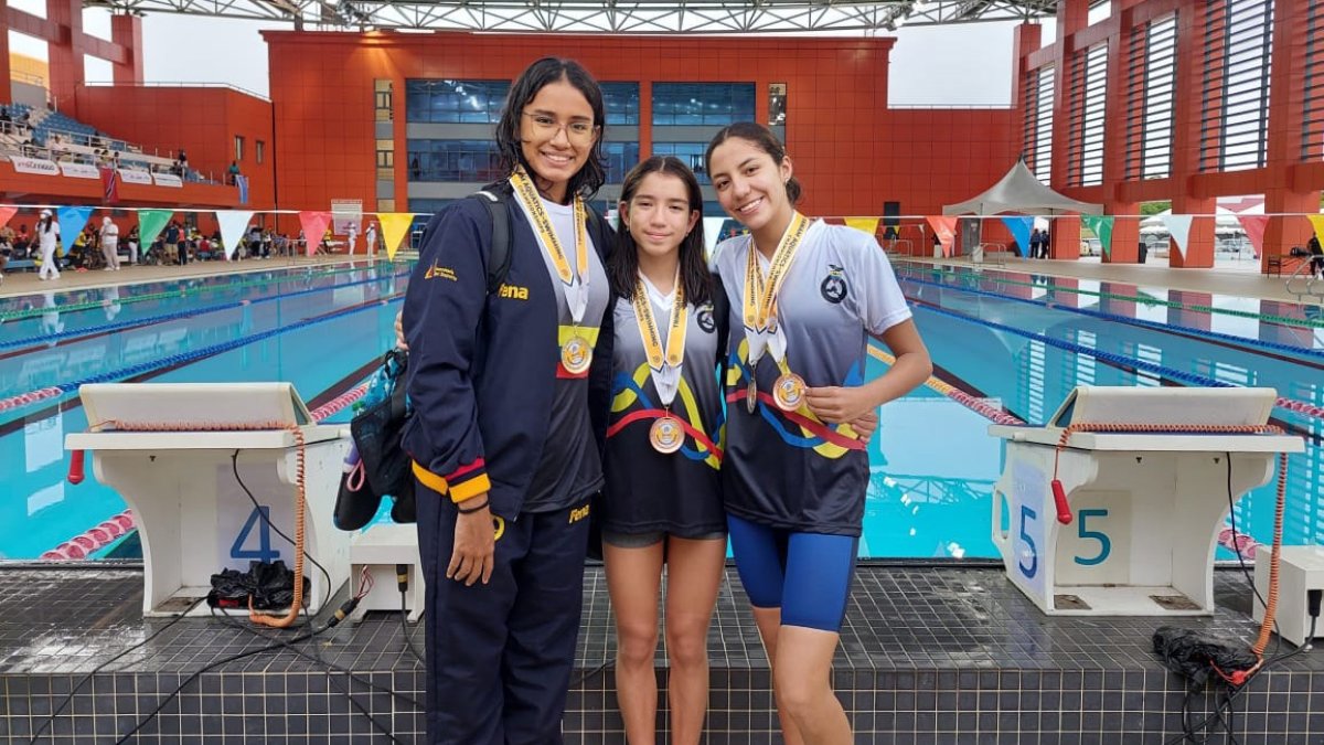 Elvira de los Ángeles Espinosa (i) fue la mejor tricolor, con seis oros en la categoría 11-12 años, mientras que Danna Martínez (d) se colgó cinco en estilo libre de los 15-17 años.