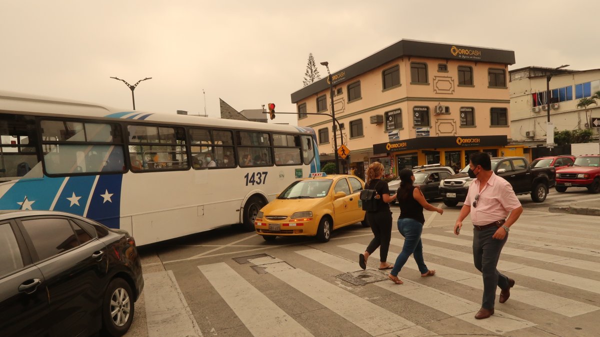 Cruzar las avenidas principales de la Alborada se ha vuelto un  peligro para los peatones, ya que los conductores no respetan las luces de los semáforos.