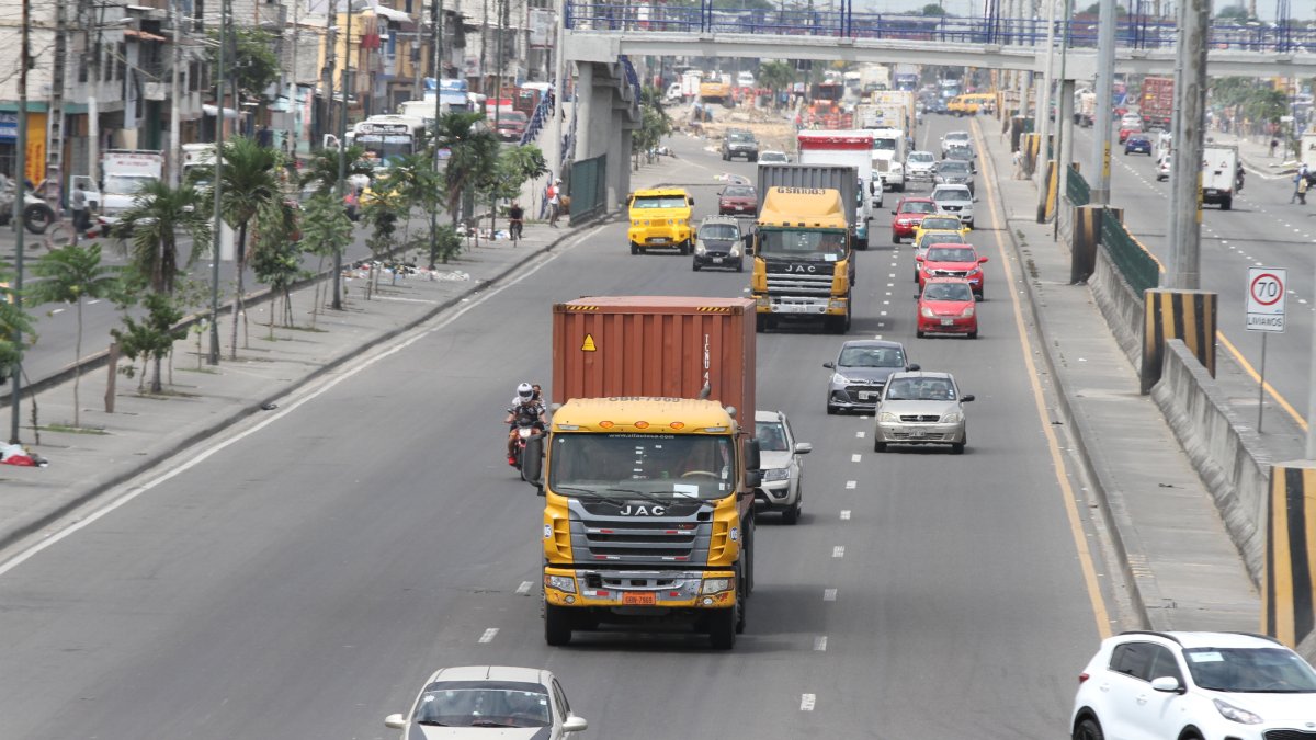 TRAILEROS QUE COGESTIONAN LA AVENIDA PERIMENTRAL 11 DE MAYO DEL 2022 GUAYAQUIL-ECUADOR