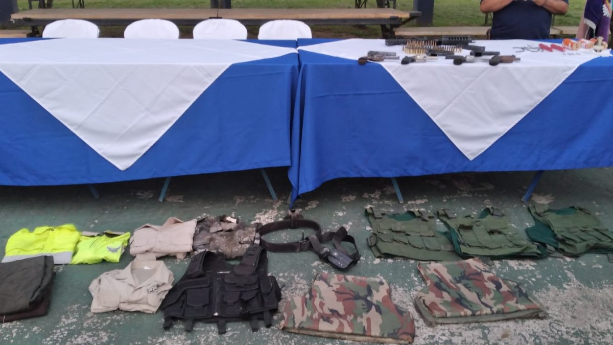 Evidencias. La Policía presentó las evidencias decomisadas en el operativo.