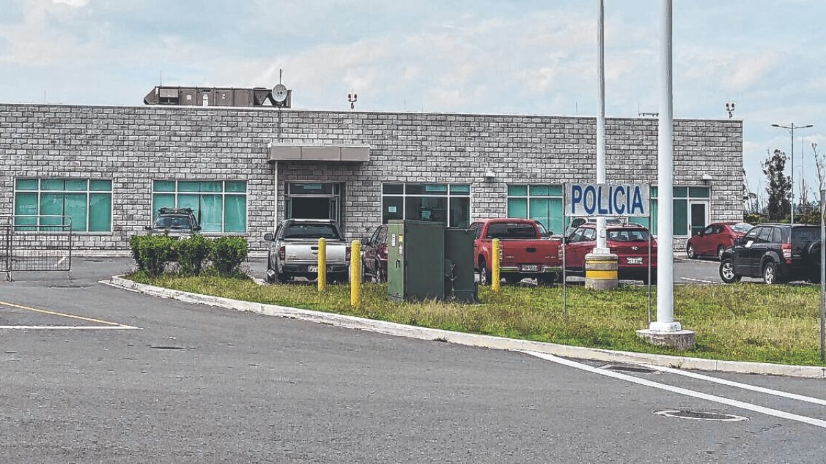 Unidad. A un costado del aeropuerto y cerca de la sala protocolar se encuentra una Unidad de Policía Comunitaria a la que denominan ‘La Roca’. Sirve para que los uniformados descansen.