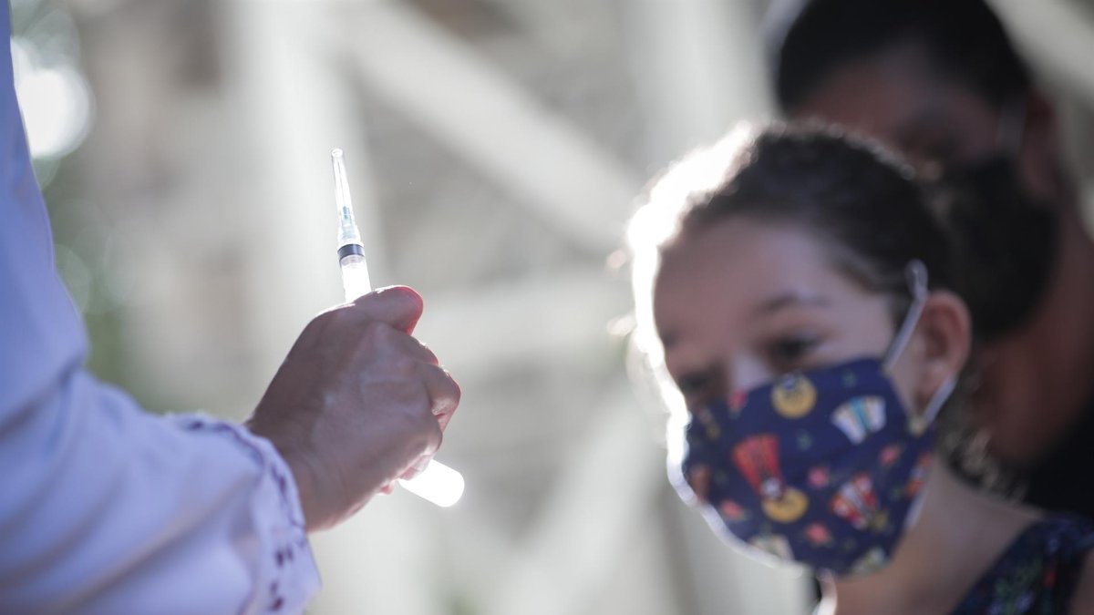 Foto de archivo de una trabajadora de la salud preparando una dosis de la vacuna contra la covid-19, durante una jornada de inmunización para niños.