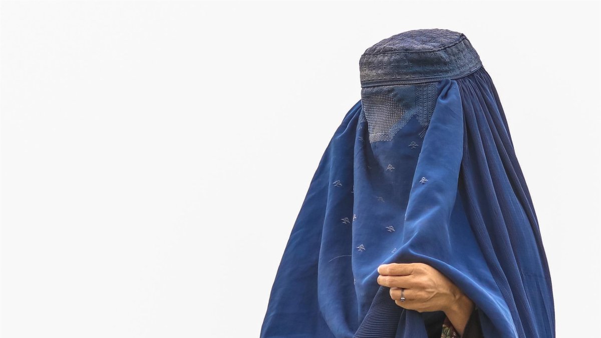 Imagen de archivo de una mujer con burka en Kabul.
