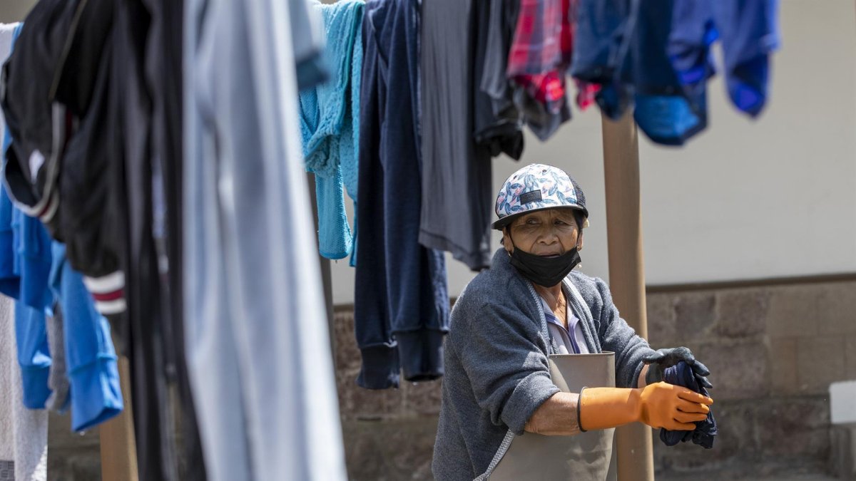 Rosa Guerra lava ropa en una de las piedras de la lavandería municipal del barrio La Magdalena, el 7 de junio de 2022, en Quito (Ecuador).