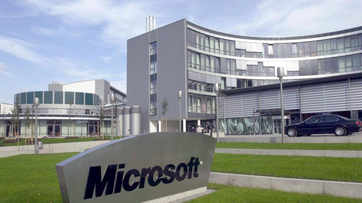 Vista del logo de Microsoft, en una fotografía de archivo