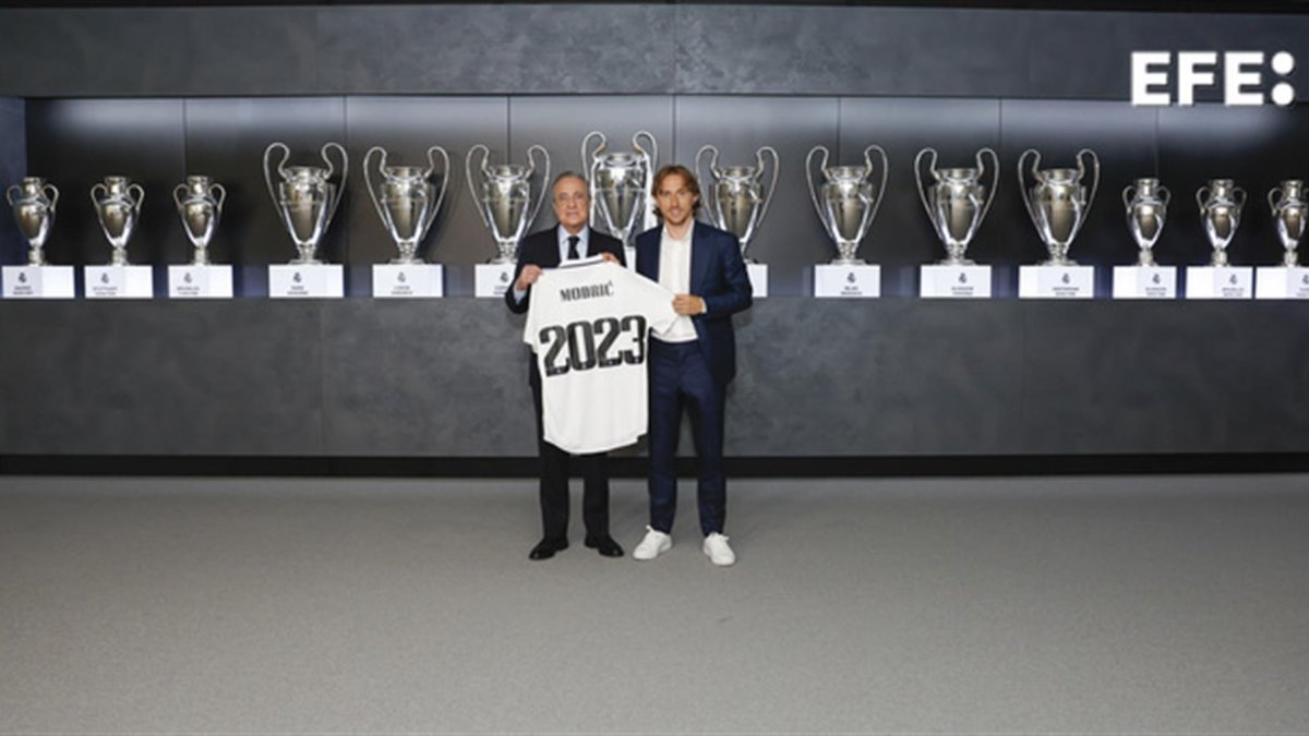 El presidente del Real Madrid, Florentino Pérez, sella la renovación del centrocampista croata Luka Modric hasta el 30 de junio de 2023