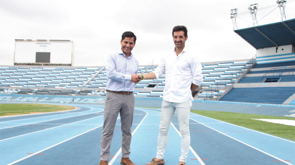 Jefferson Pérez (i) y Paquillo Fernández en la pista atlética del estadio Alberto Spencer.