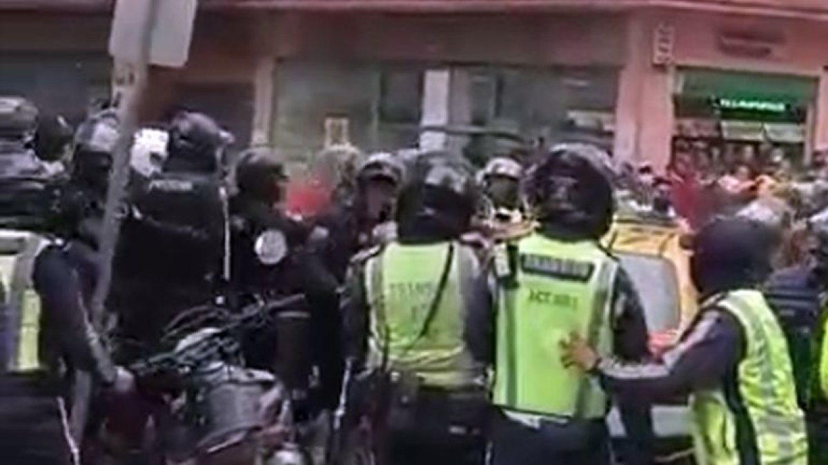 Pelea. Miembros de la Policía y agentes metropolitanos tuvieron un altercado.