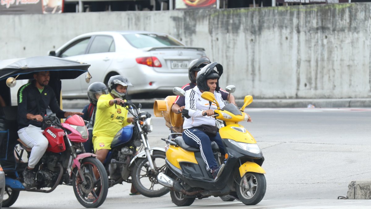 Está prohibido que dos personas circulen en motocicletas.