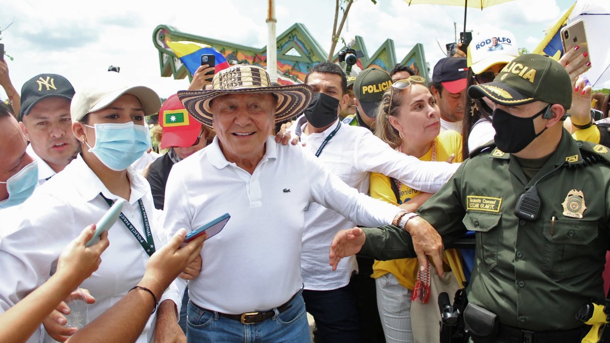 El candidato a la presidencia de Colombia, Rodolfo Hernández, recorre el malecón, en Barranquilla.  / EFE