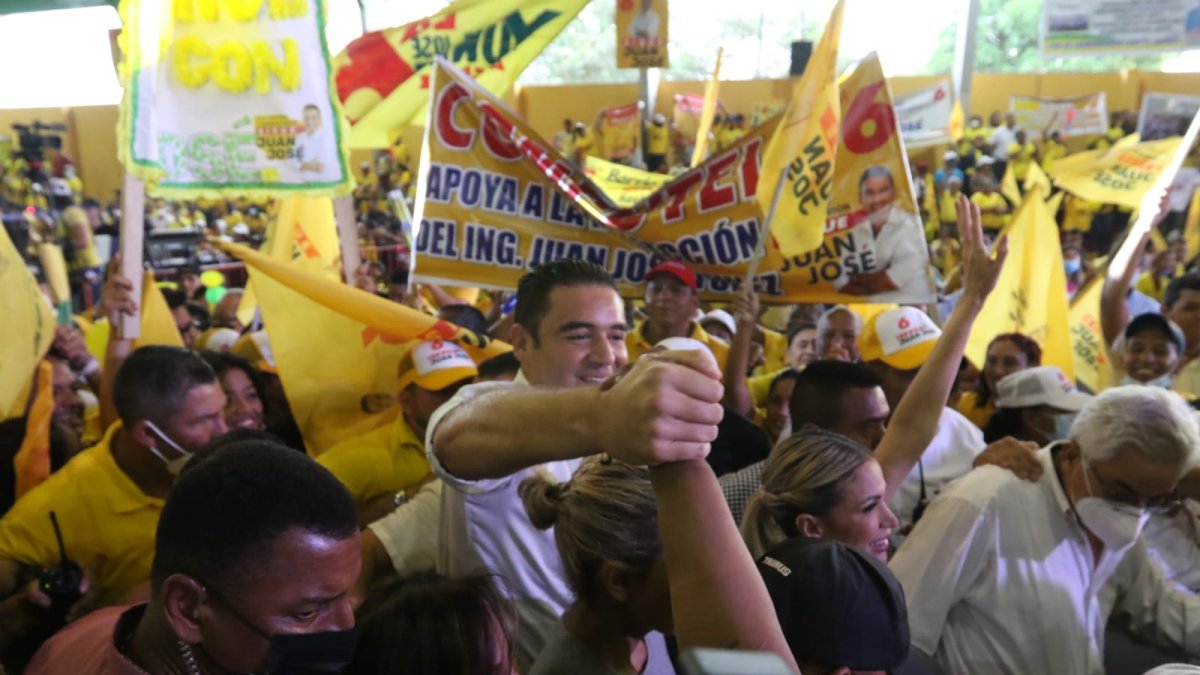 A diferencia de lo que se vivió en el Puerto Principal, que salió de la mano de Viteri a la tarima, el líder socialcristiano Jaime Nebot dio su apoyo a Yúnez pero a través de una llamada telefónica.