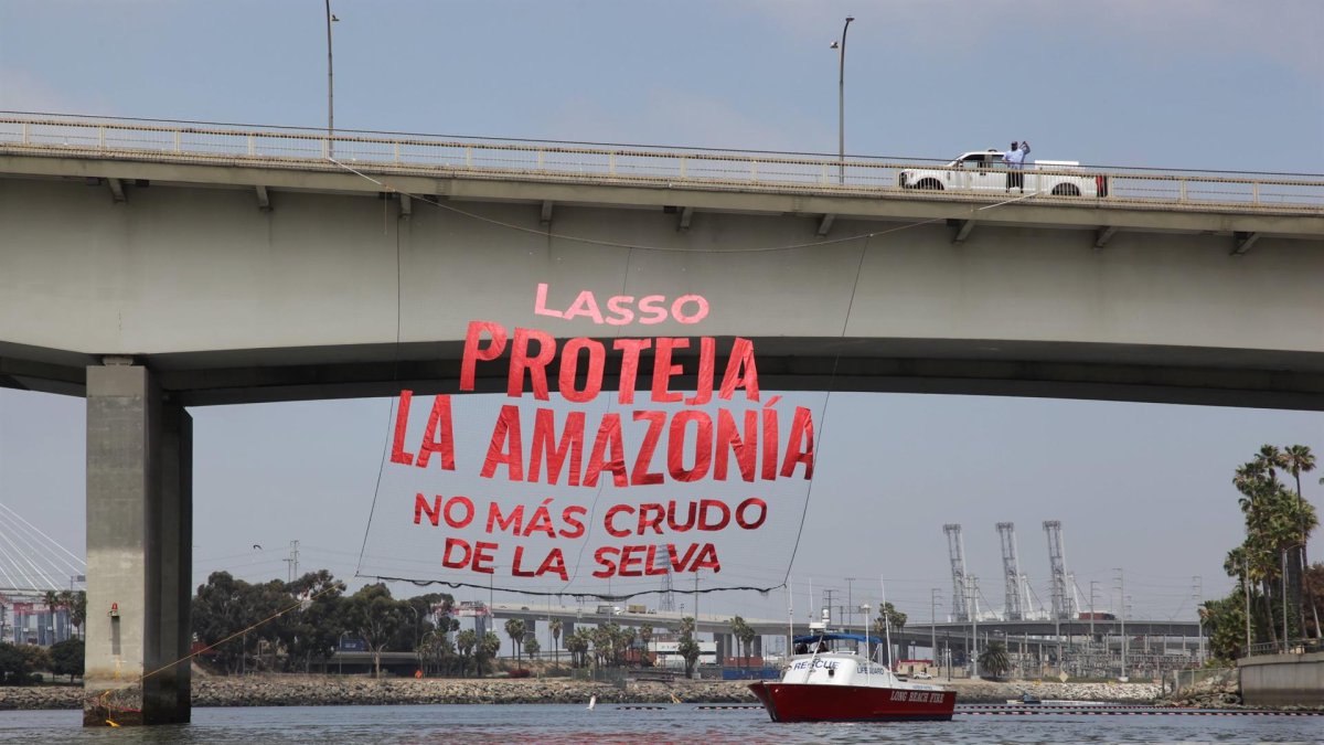 Fotografía cedida por Amazon Watch donde se aprecia observa una pancarta gigante