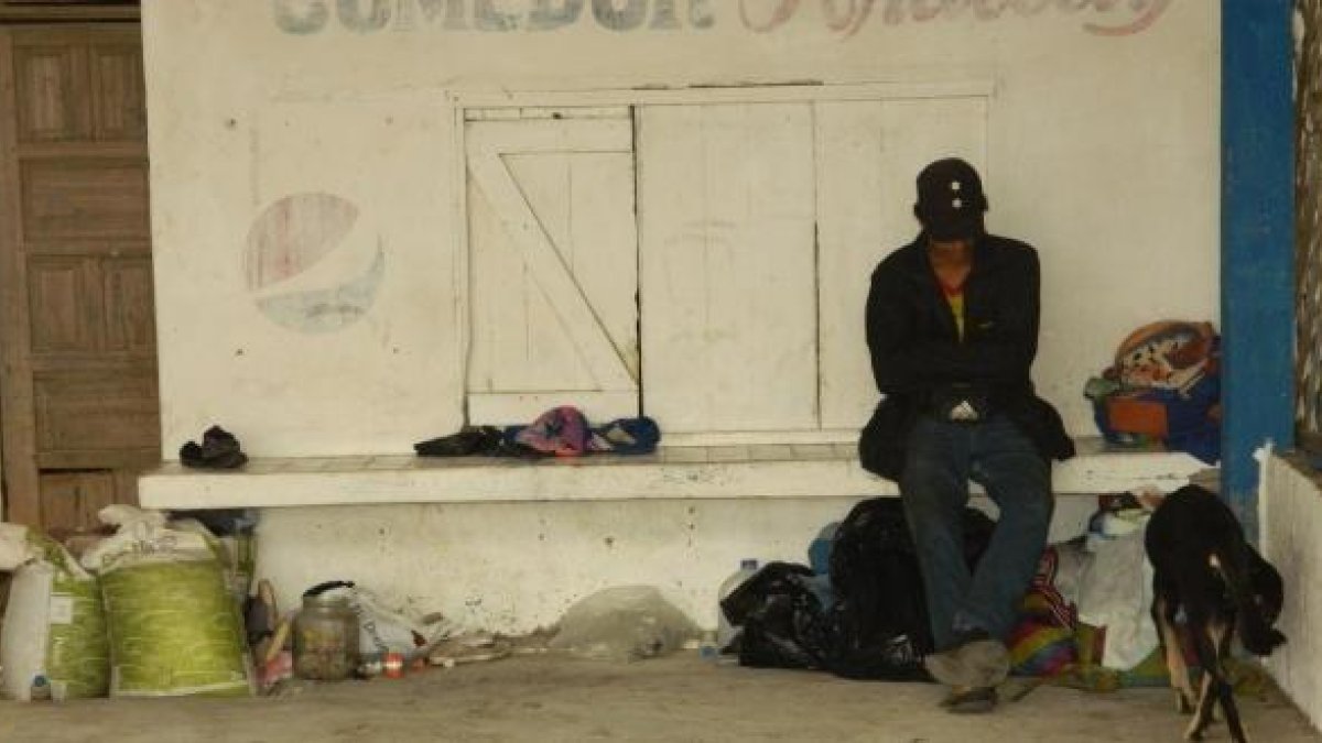 Comerciantes denuncian que personas en situación de calle ocupan los módulos de venta de comida y los dejan a veces sucios.