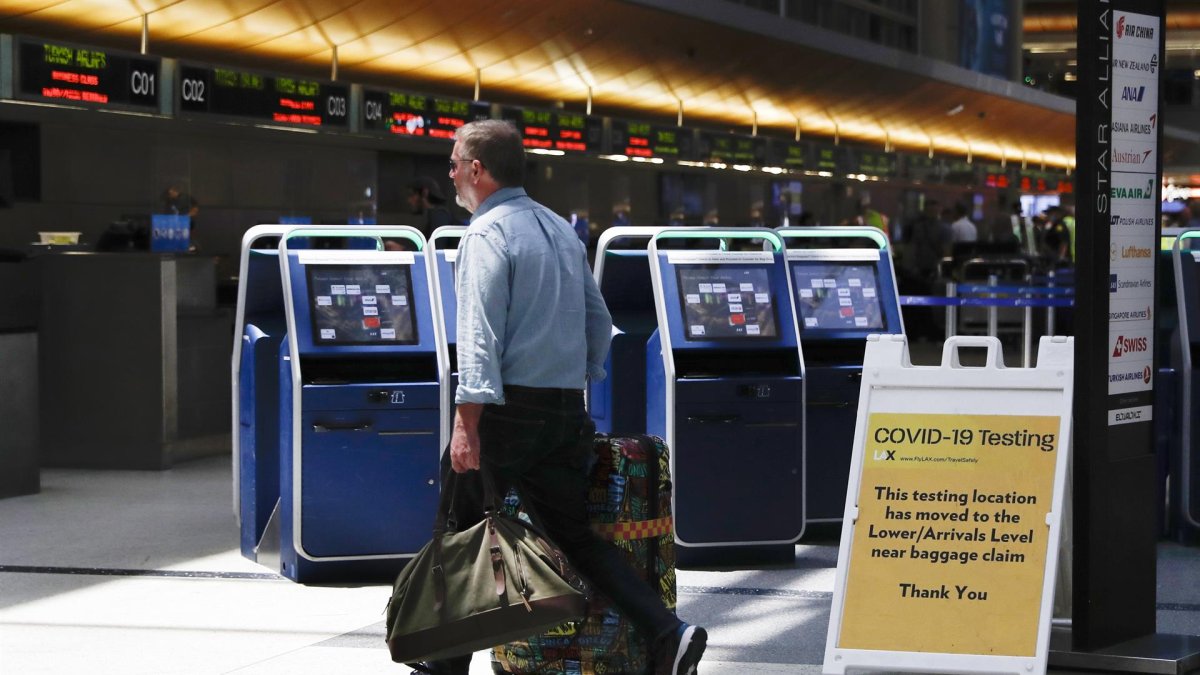 Una persona llega a un aeropuerto de EE.UU