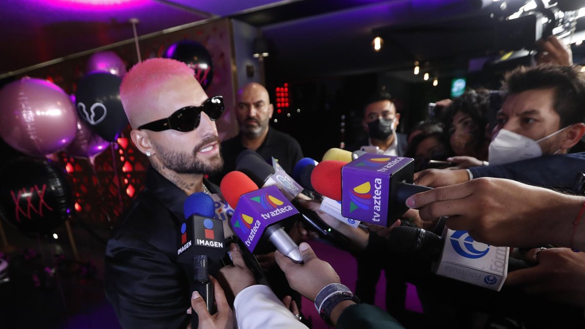 El cantante colombiano Maluma habla en la alfombra rosa durante la presentación de su nuevo disco 