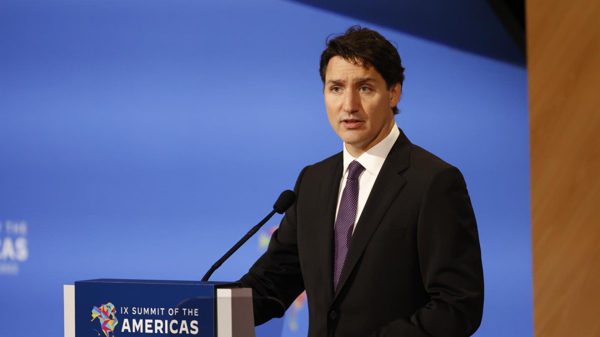 El primer ministro de Canadá, Justin Trudeau, habla en la sesión plenaria de la novena Cumbre de las Américas hoy, en el Centro de Convenciones de Los Ángeles, California (EE.UU.)