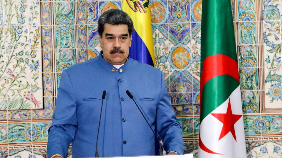 Fotografía reciente cedida por la oficina de prensa del Palacio de Miraflores donde se observa al presidente de Venezuela, Nicolás Maduro, en Argel (Argelia).