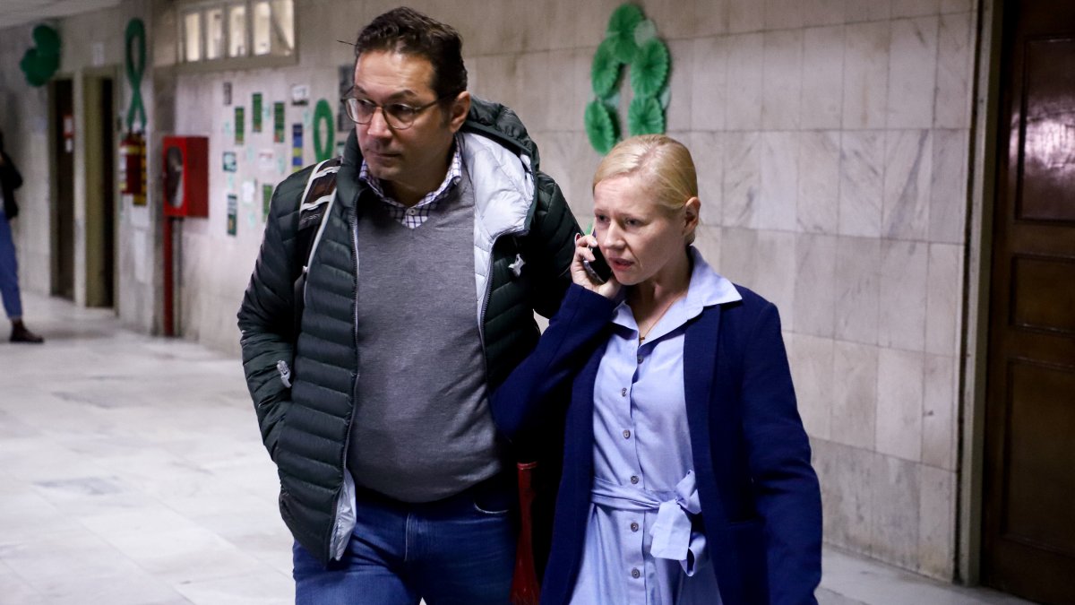   La alemana Anna Reiniger (d), y su esposo, Prem Vadehra (i), tras finalizar la audiencia de restitución en el Juzgado de la Niñez y la Adolescencia en  Asunción (Paraguay).   EFE/ 