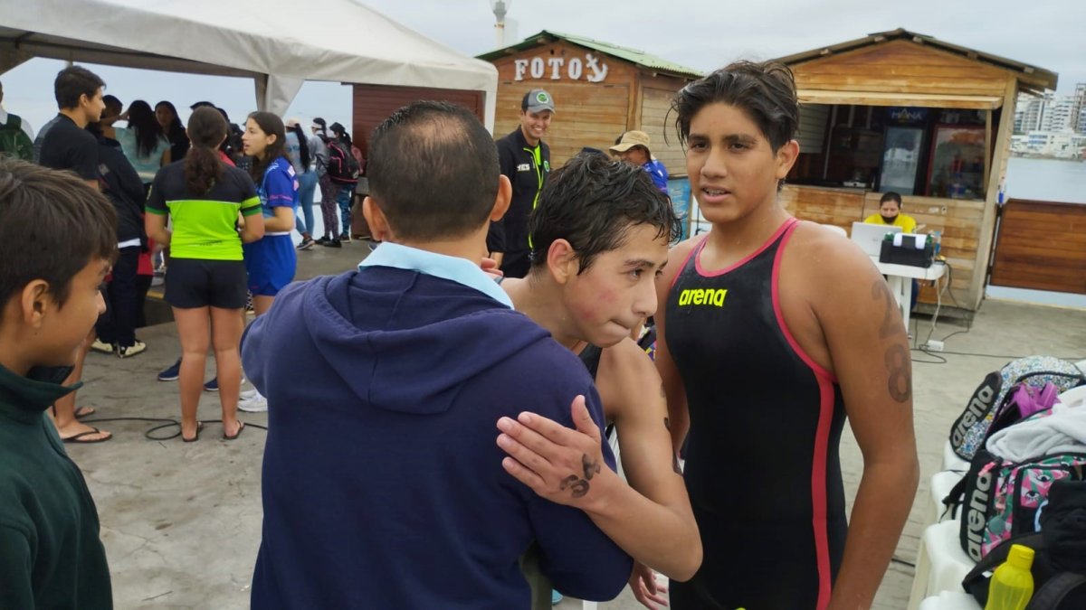 Juan Aguirre (c), del Club Tomebamba, es felicitado luego de obtener el primer lugar en el balneario de Salinas.