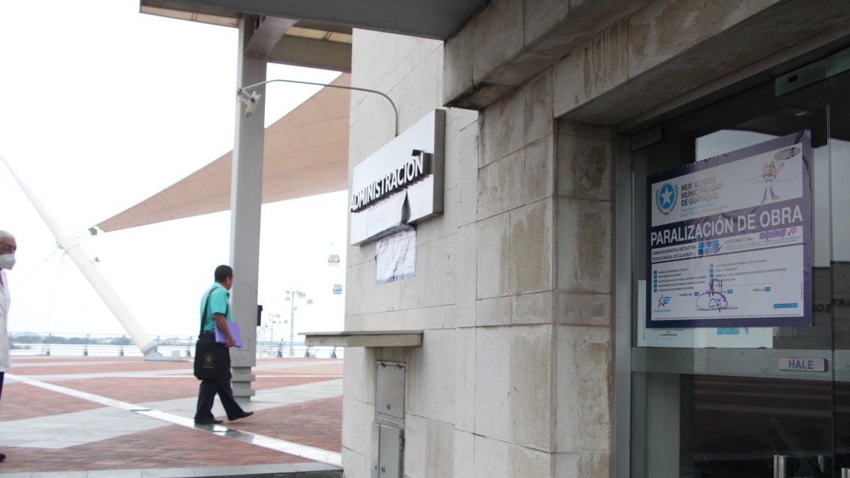 Hecho. Diferentes sellos de clausura se colocaron en la fachada del MAAC.