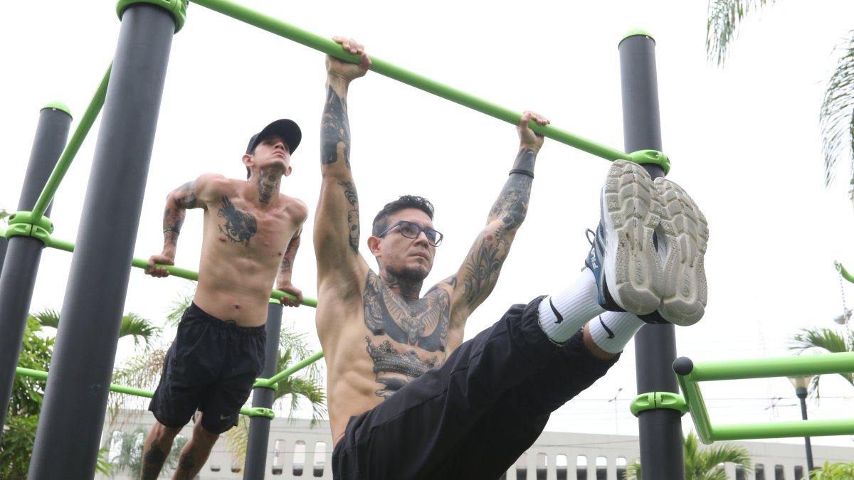 Jonathan Sotomayor (i) y su hermano Javier en una de las sesiones en el parque Gravity, en Vernaza Norte.