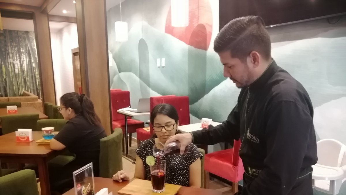 Coctel. En un restaurante ofrecen el coctel de la flor de jamaica así como el té.