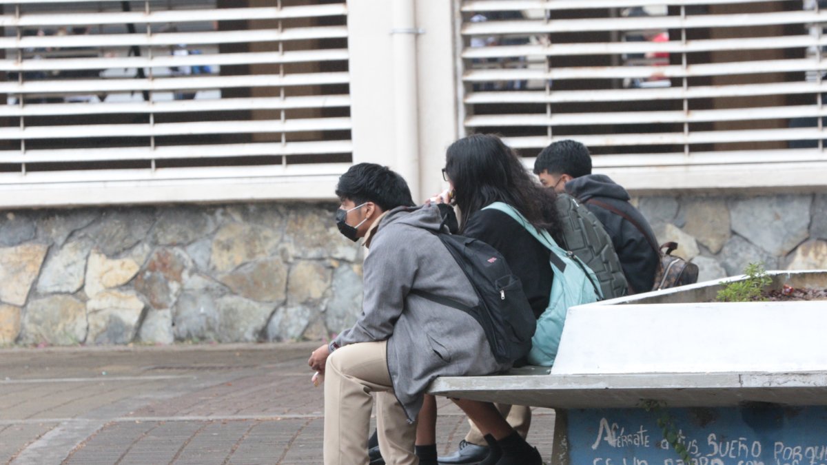 Un grupo de estudiantes de la unidad educativa Vicente Rocafuerte observa a otros compañeros jugar e interactuar en la hora de recreo.