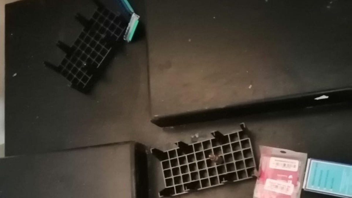 La Policía Nacional decomisó armas de fuego, municiones y explosivos tipo pentolita en el inmueble.