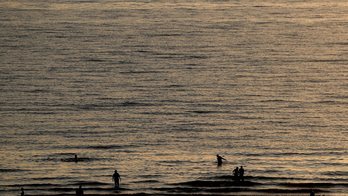 Fotografía de archivo de gente disfrutando de una puesta del sol en Letonia.