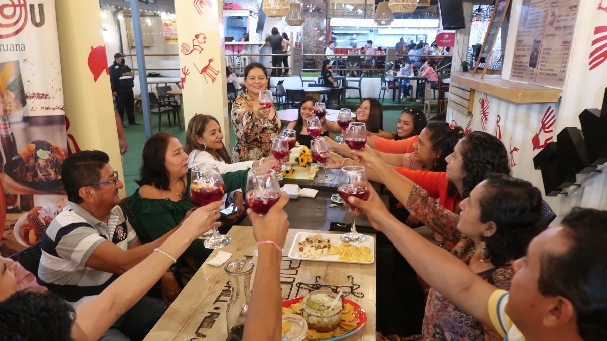 Los patios de comida al aire libre son los elegidos por centenares de clientes.