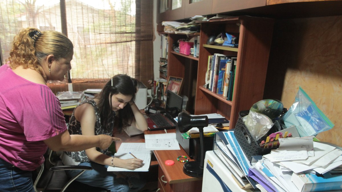 Padres presionan a sus hijos para obtener calificaciones perfectas, sin pensar en su bienestar mental.