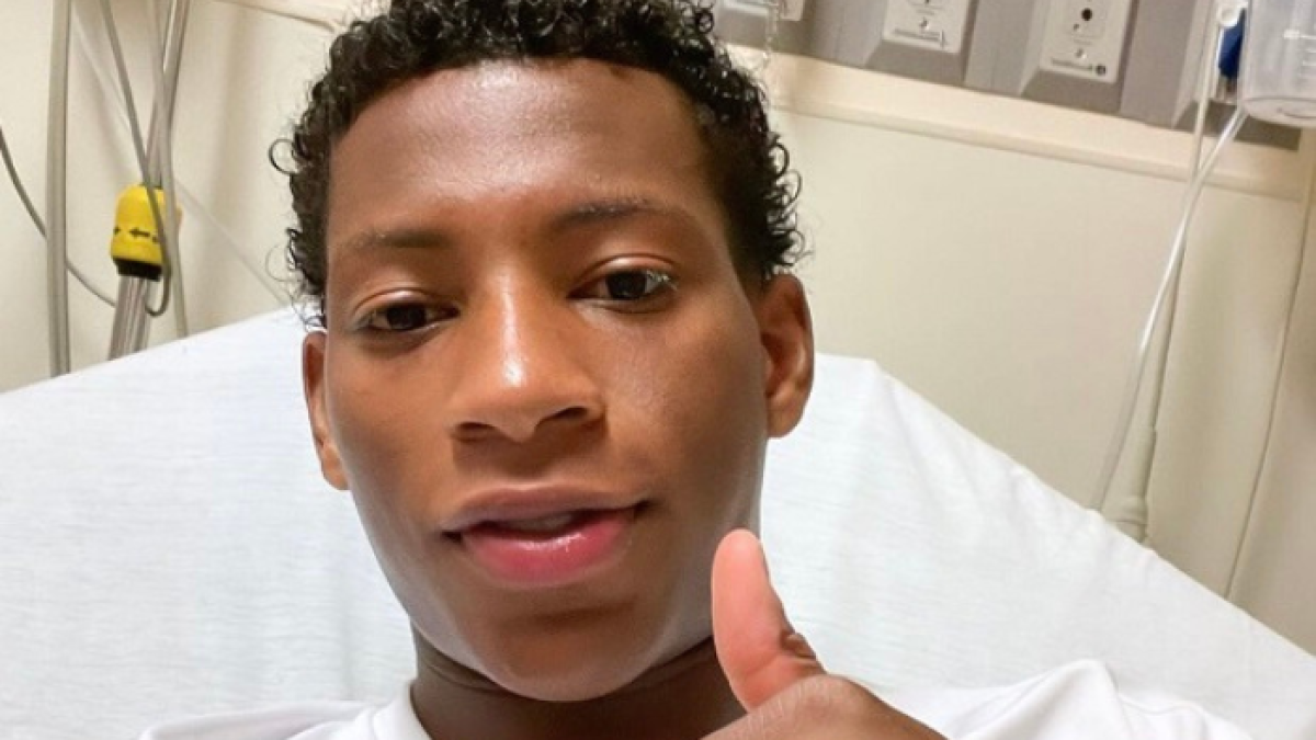 Gonzalo Plata se mostró tranquilo, luego de ser evaluado en e hospital, tras sufrir una lesión durante el partido ante Cabo Verde.