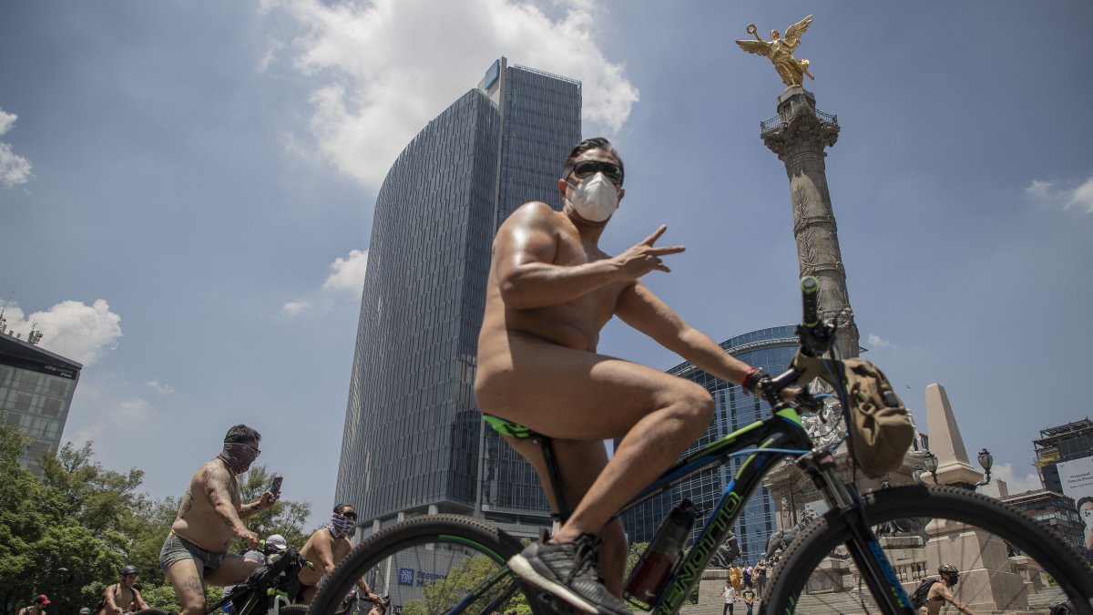 Cientos de ciclistas realizan una rodada nudista por la principales calles de la Ciudad de México.