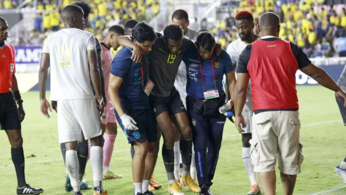 Gonzalo Plata no pudo terminar el duelo amistoso entre Ecuador y Cabo Verde, por una lesión que sufrió en su pie izquierdo.