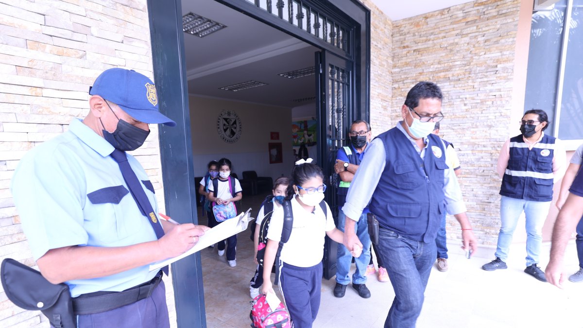 El colegio Santo Domingo de Guzmán refuerza la presencia de los guardias privados para garantizar la seguridad de la comunidad educativa.