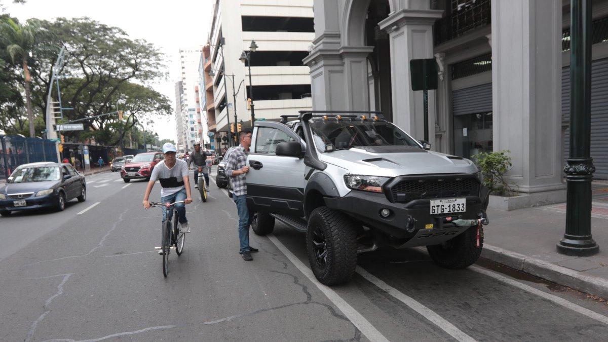 Guayaquil. El irrespeto es evidente al pie del Municipio. Autos se parquean todos los días sobre la ciclovía.