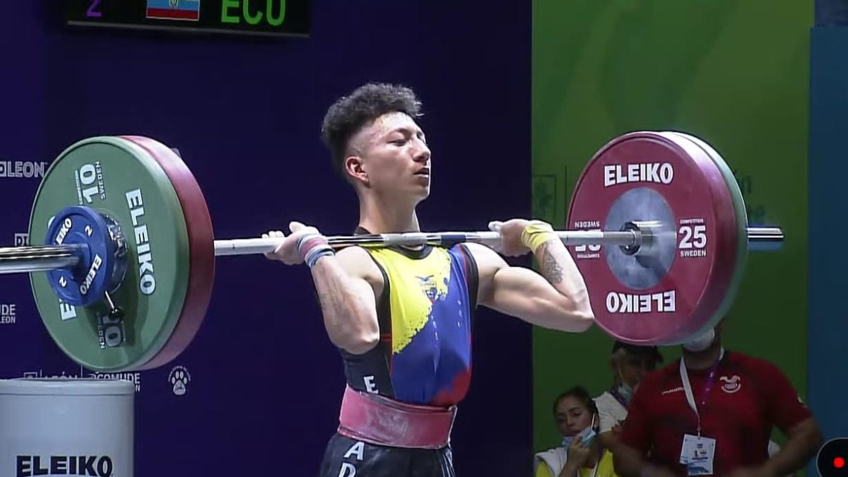 Alexis Endara, pesista nacido en Ambato, levanta sus brazos en señal de júbilo tras su éxito en suelo mexicano.