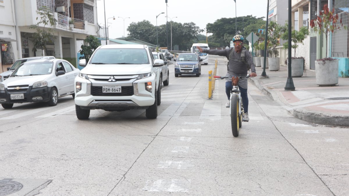 Trazado. La falta de señalética dificulta el paso en las rutas de Guayaquil. Los ciclistas tienen que adoptar el rol de vigilantes para intentar tener algo de seguridad.