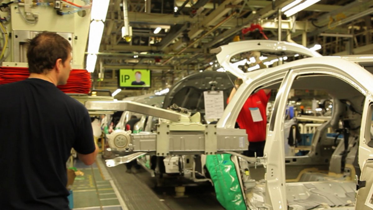 Industria.- El trabajo realizado en una ensambladora de carros.