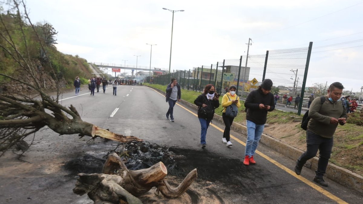 Ciudadanos caminan a sus trabajos por los cierres provocados por el Paro.
